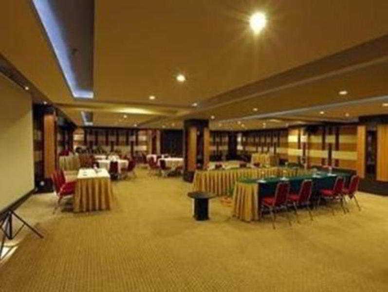 Hotel Orchardz Jayakarta Esterno foto