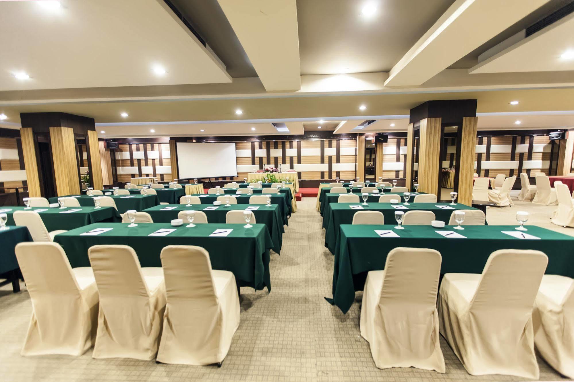 Hotel Orchardz Jayakarta Esterno foto