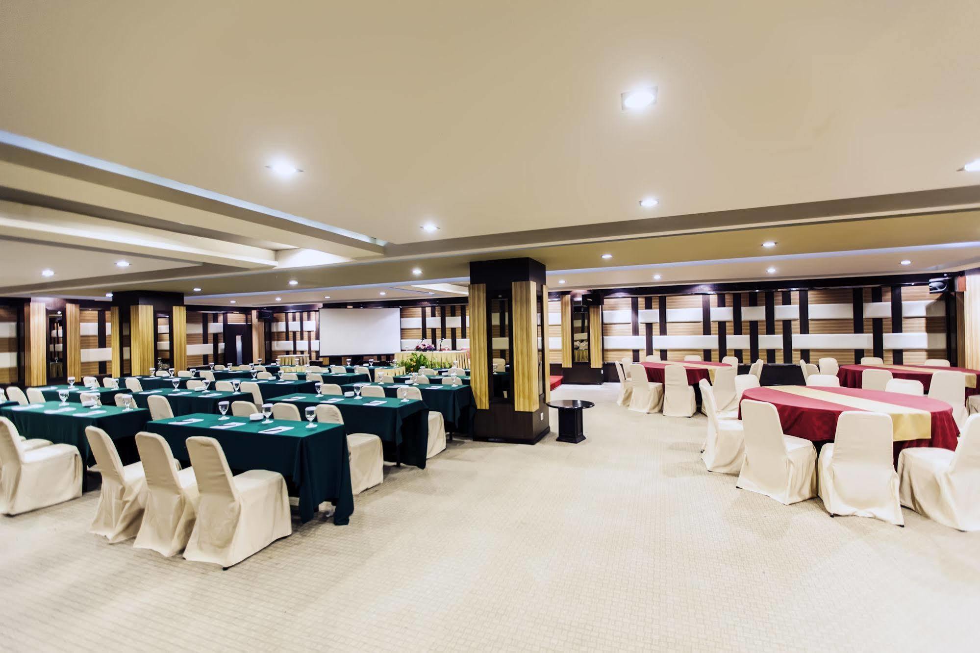 Hotel Orchardz Jayakarta Esterno foto